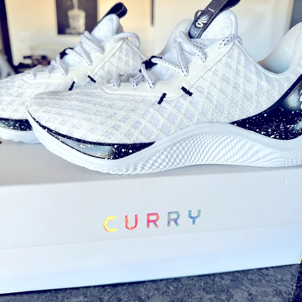 Unisex Curry 10 Under Armour basketball shoes. Brand new in box. Never worn.